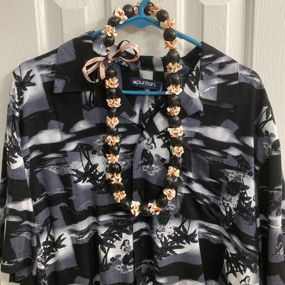 Hawaii print shirt, men's large, palm trees and hula dancers, with free Lei!